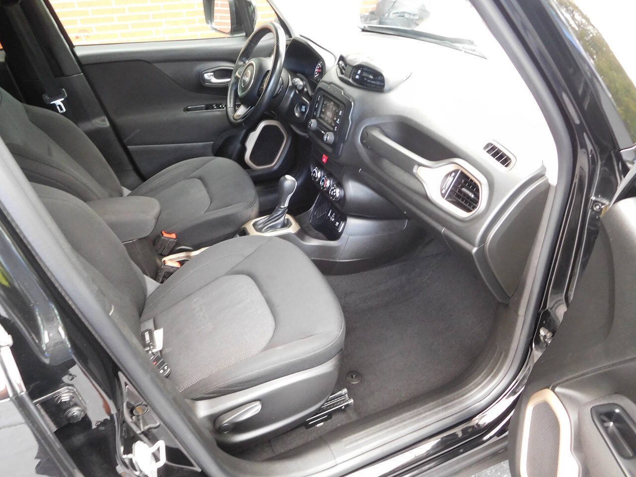 Used 2017 Jeep Renegade Latitude FWD image 13