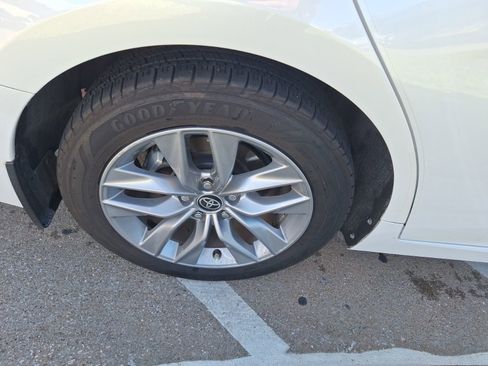 Used 2022 Toyota Avalon XLE image 11