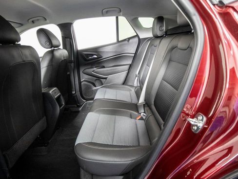 Used 2025 Chevrolet Trax LT w/ LT Convenience Package image 11