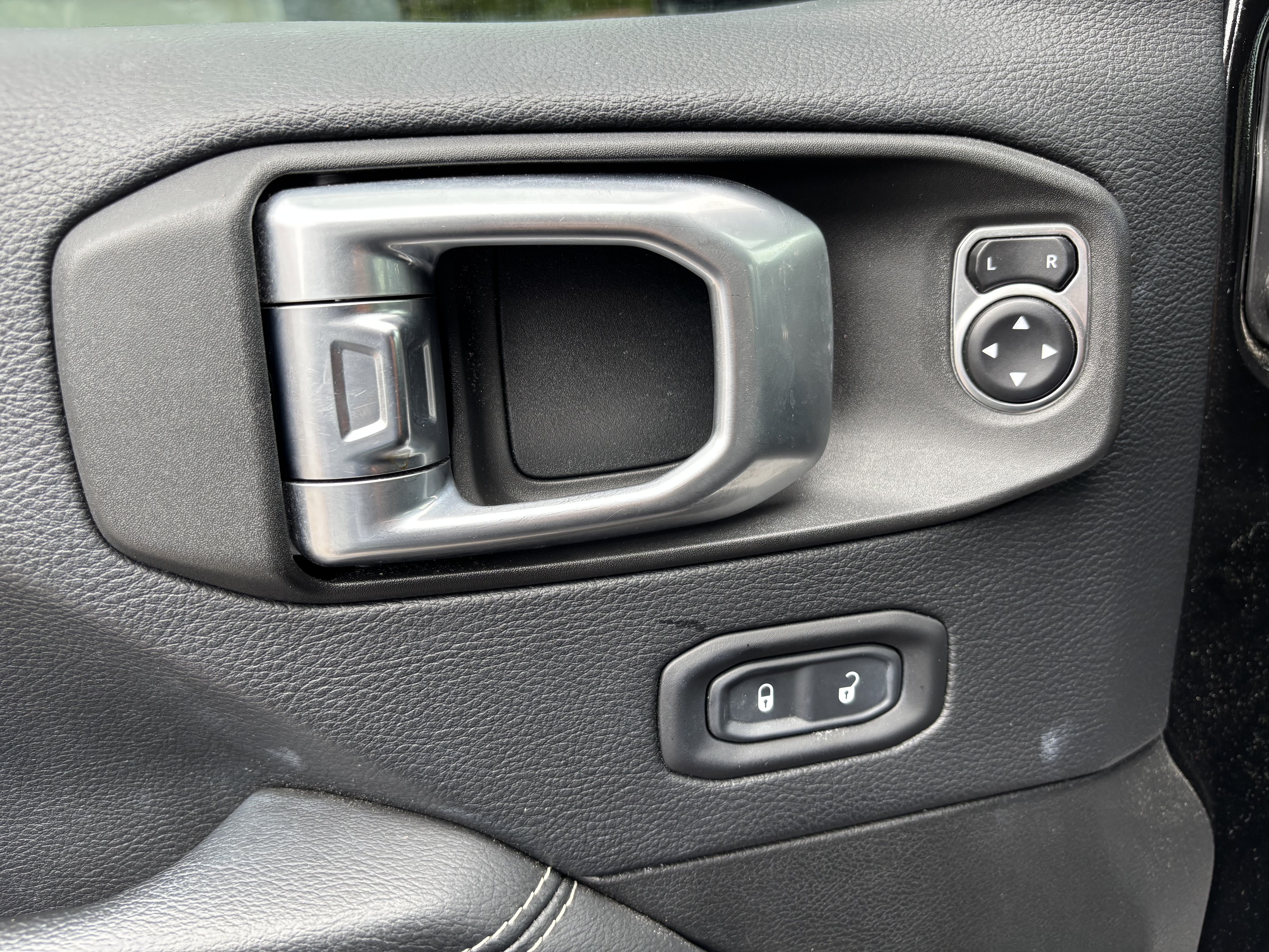 Used 2018 Jeep Wrangler Unlimited Sahara AWD/4WD image 17