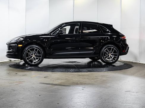 Certified 2025 Porsche Macan image 2