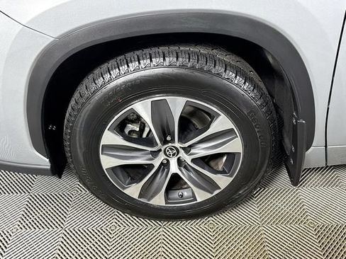 Used 2023 Toyota Highlander XLE AWD/4WD image 3