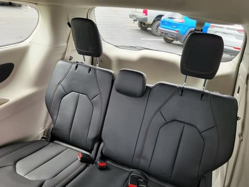 Used 2020 Chrysler Pacifica Touring-L FWD image 28