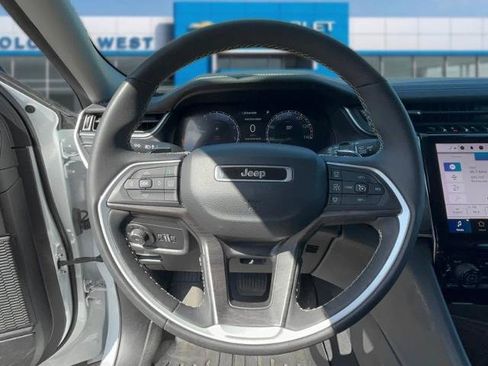 Used 2023 Jeep Grand Cherokee Limited w/ Black Appearance Package AWD/4WD image 13