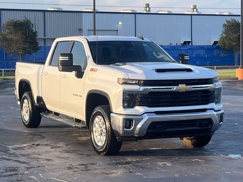 Used 2024 Chevrolet Silverado 2500 LT AWD/4WD image 3