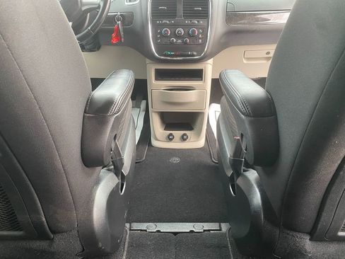 Used 2018 Dodge Grand Caravan SE w/ UConnect Hands-Free Group image 28