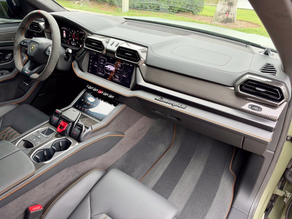 Used 2025 Lamborghini Urus SE AWD/4WD image 24