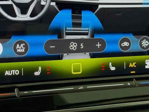 New 2026 Volkswagen Tiguan SE FWD image 21
