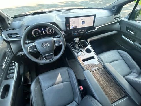 Used 2025 Toyota Sienna Platinum AWD/4WD image 44