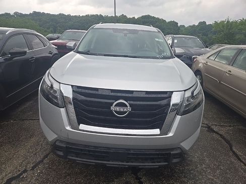 Used 2025 Nissan Pathfinder SV AWD/4WD image 2