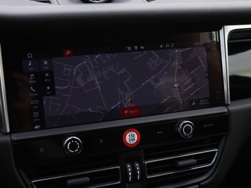 Certified 2024 Porsche Macan image 14