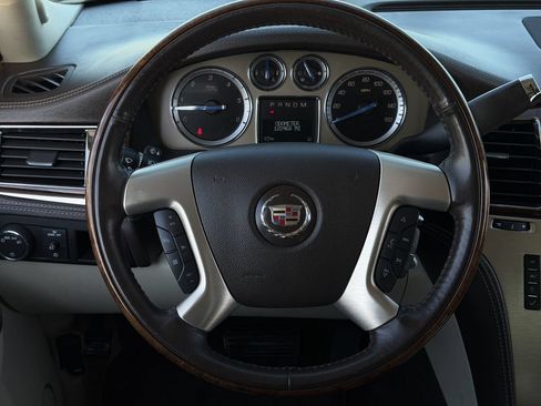 Used 2014 Cadillac Escalade Platinum RWD image 14