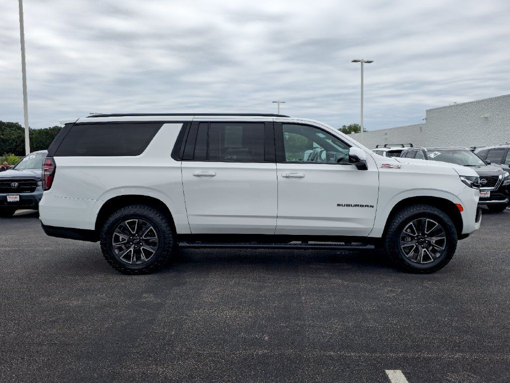 Certified 2023 Chevrolet Suburban Z71 w/ Luxury Package AWD/4WD image 7