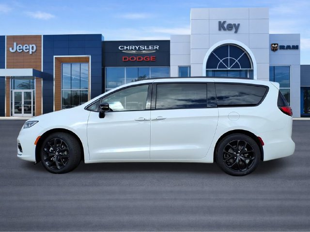 New 2026 Chrysler Pacifica Limited w/ S Appearance Package FWD image 3