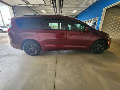 Used 2019 Chrysler Pacifica Touring-L w/ S Appearance Package FWD image 5