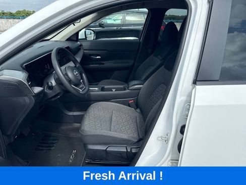 Used 2025 Nissan Kicks SV FWD image 2