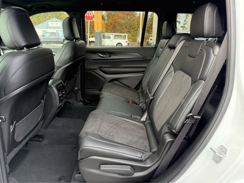 Used 2025 Jeep Grand Cherokee L Altitude image 24