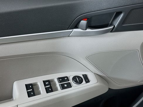Used 2019 Hyundai Elantra SE image 15
