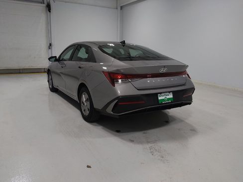 Used 2025 Hyundai Elantra SE FWD image 5