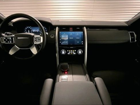 Certified 2025 Land Rover Discovery S image 18