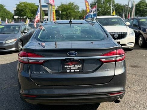 Used 2018 Ford Fusion SE w/ Fusion SE Technology Package FWD image 4