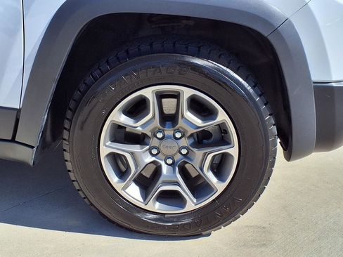 Used 2022 Jeep Cherokee Trailhawk w/ Premium Leather Package image 10