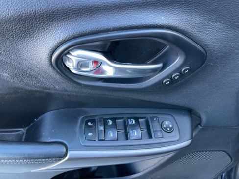 Used 2019 Jeep Cherokee Limited w/ Luxury Group FWD image 16