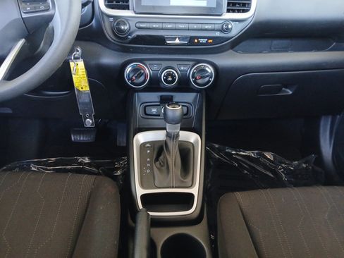 Used 2024 Hyundai Venue SE image 11