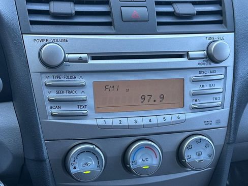 Used 2010 Toyota Camry LE image 17