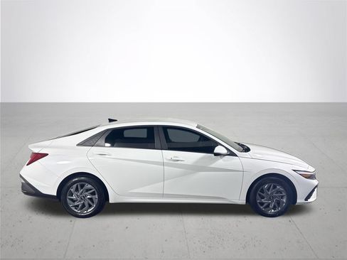 Used 2025 Hyundai Elantra Hybrid FWD image 5