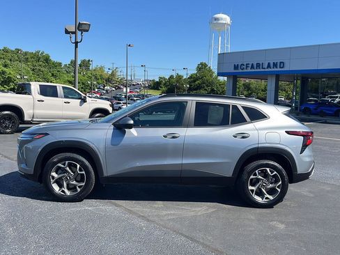 Used 2024 Chevrolet Trax LT w/ Driver Confidence Package FWD image 2
