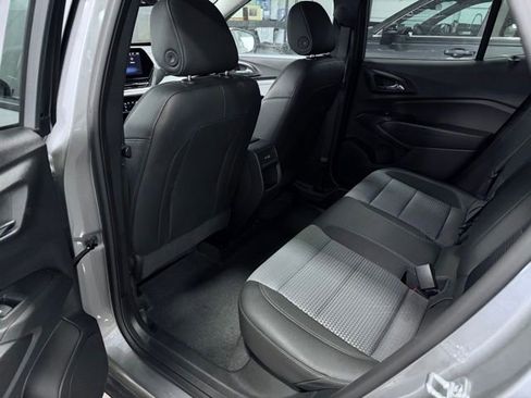 Used 2025 Chevrolet Trax LT w/ LT Convenience Package FWD image 19