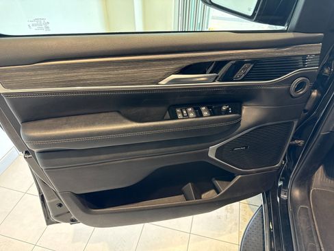 Used 2024 Jeep Wagoneer L Series III w/ Flexible Seating Group AWD/4WD image 11
