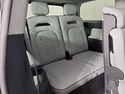 Used 2025 Rivian R1S Premium image 25