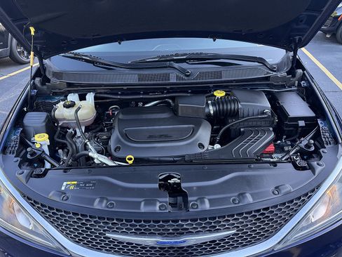 Used 2020 Chrysler Pacifica Touring FWD image 7