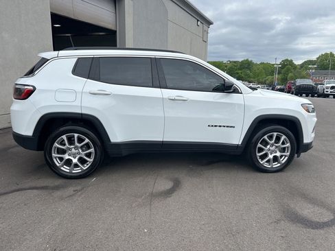 Used 2022 Jeep Compass Latitude w/ Sun and Sound Group AWD/4WD image 7
