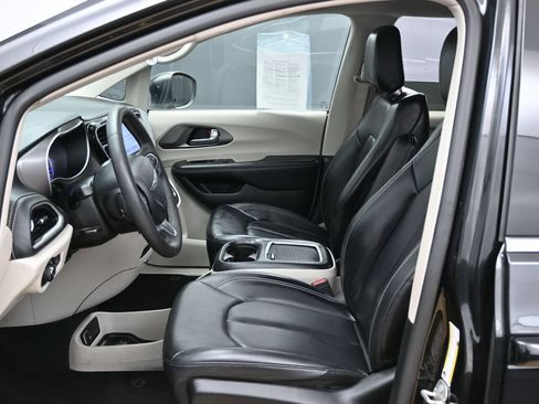 Used 2023 Chrysler Pacifica Touring-L FWD image 15
