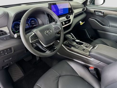 New 2026 Toyota Highlander Platinum image 19