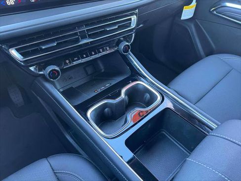 Used 2025 Chevrolet Traverse LT image 29