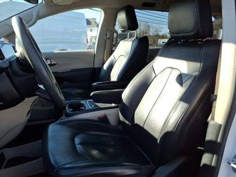 Used 2022 Chrysler Pacifica Touring-L image 24