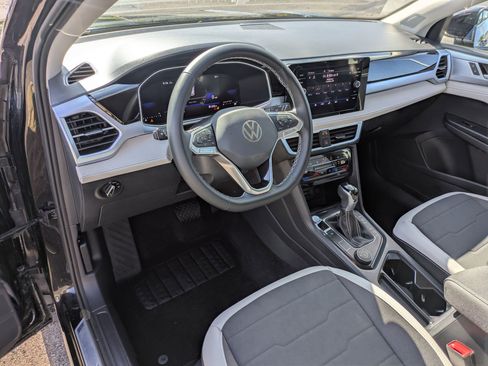 Used 2025 Volkswagen Taos SE AWD/4WD image 17