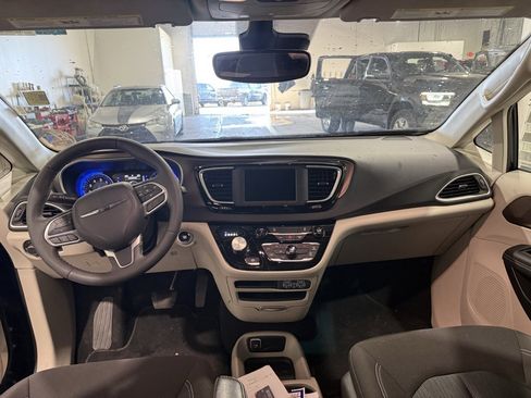 Used 2023 Chrysler Voyager LX image 11