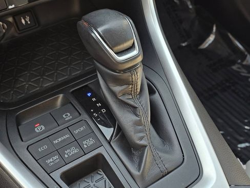 Used 2019 Toyota RAV4 XLE Premium image 12