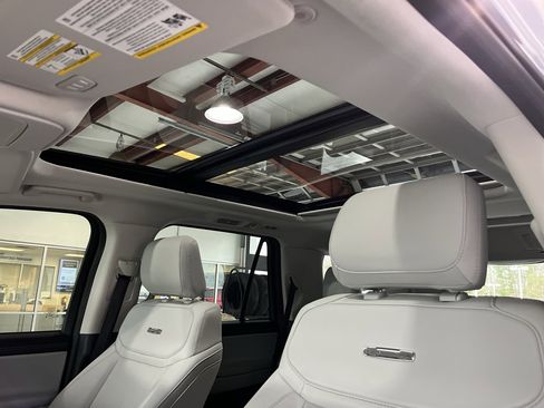 Used 2025 Ford Expedition Platinum image 30