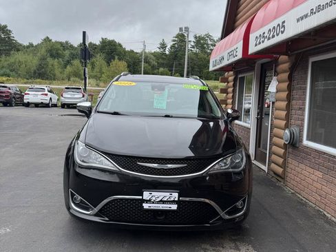 Used 2018 Chrysler Pacifica Limited w/ Advanced Safetytec Group FWD image 3