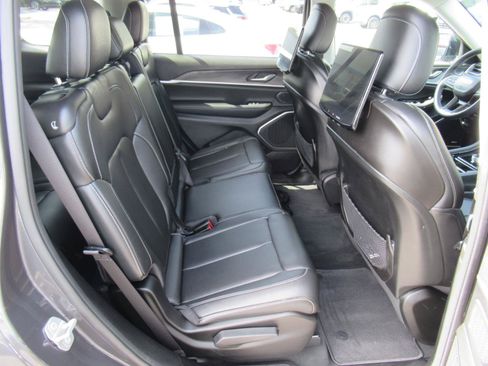 Used 2023 Jeep Grand Cherokee L Limited w/ Luxury Tech Group II RWD image 32