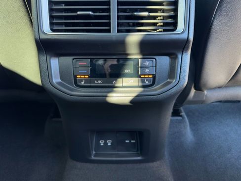 Used 2025 Volkswagen Atlas SEL AWD/4WD image 40