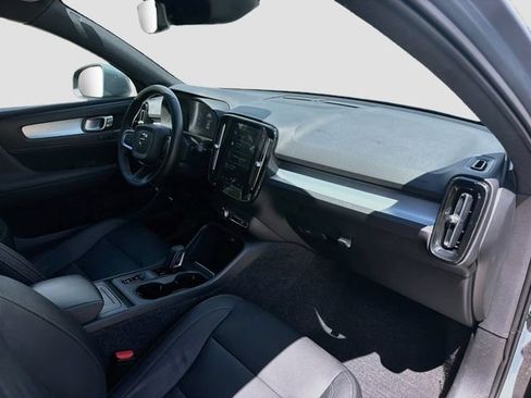 Used 2020 Volvo XC40 T5 Momentum w/ Protection Package Premier AWD/4WD image 14