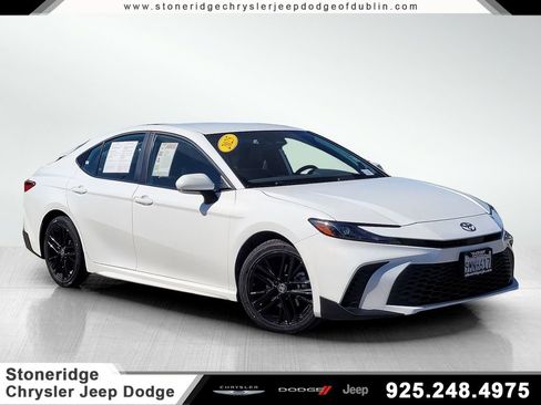 Used 2025 Toyota Camry SE image 1