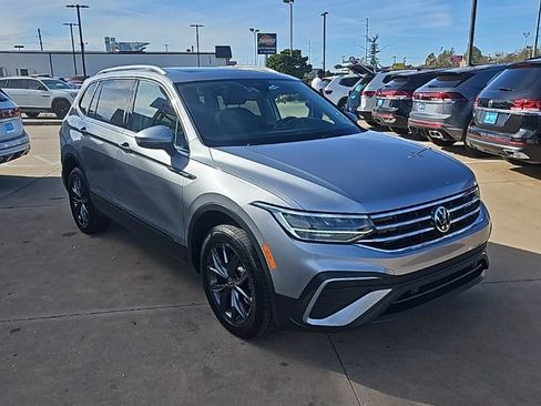 Used 2022 Volkswagen Tiguan SE image 3